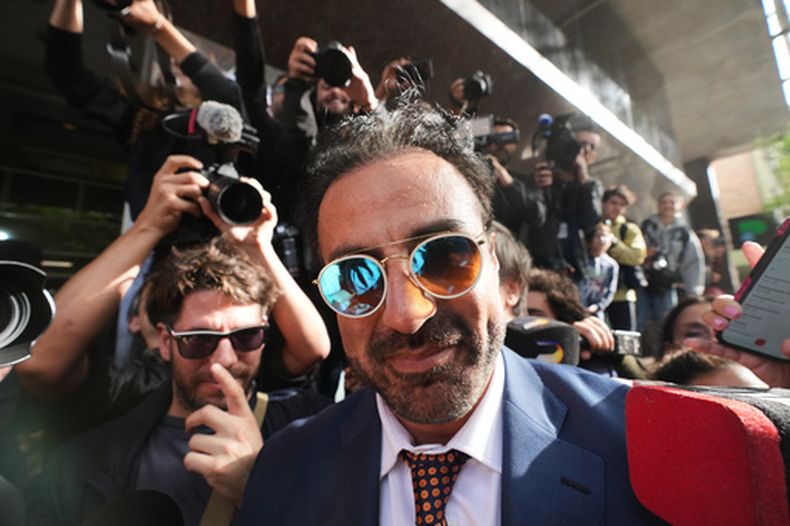 El médico Leopoldo Luque llega al juzgado para asistir a la primera jornada de su juicio junto al equipo médico que trató al exfutbolista Diego Maradona, acusado de presunto homicidio por negligencia en San Isidro (Argentina), el martes 14 de abril de 2026. (Foto AP/Rodrigo Abd)