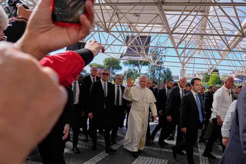 El papa León XIV llega a la Policlínica Agostino Gemelli en Roma, el martes 13 de octubre de 2026, para una operación programada en el pulmón. (AP Foto/Alessandra Tarantino)