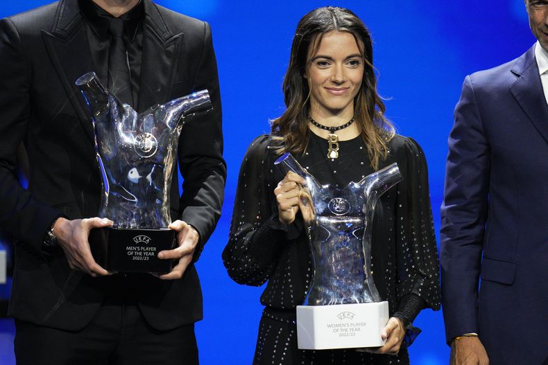 La española Aitana Bonmatí con el trofeo a Mejor Jugadora del Año de la UEFA, el jueves 31 de agosto de 2013, en Mónaco. (AP Foto/Daniel Cole)