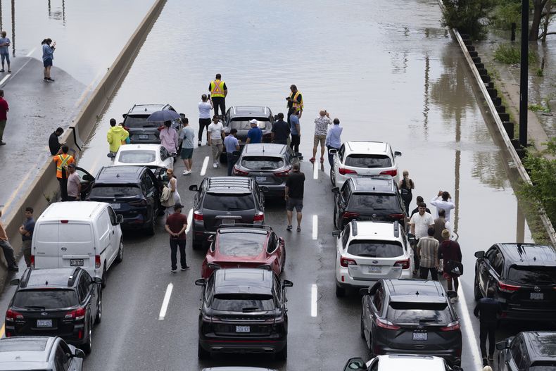 Conductores varados por las inundaciones que bloquearon la carretera Don Valley tras las intensas lluvias ocurridas en Toronto, el martes 16 de julio de 2024. (Arlyn McAdorey/The Canadian Press vía AP)
