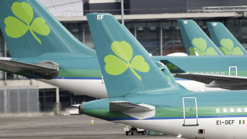 En esta imagen de archivo, aviones Airbus A320 de la compañía Aer Lingus, en el aeropuerto de Dublín, Irlanda, el 27 de enero de 2015. (AP Foto/Peter Morrison, archivo)