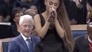 video: criticas a bill clinton por sus miradas a ariana grande en el funeral de aretha franklin