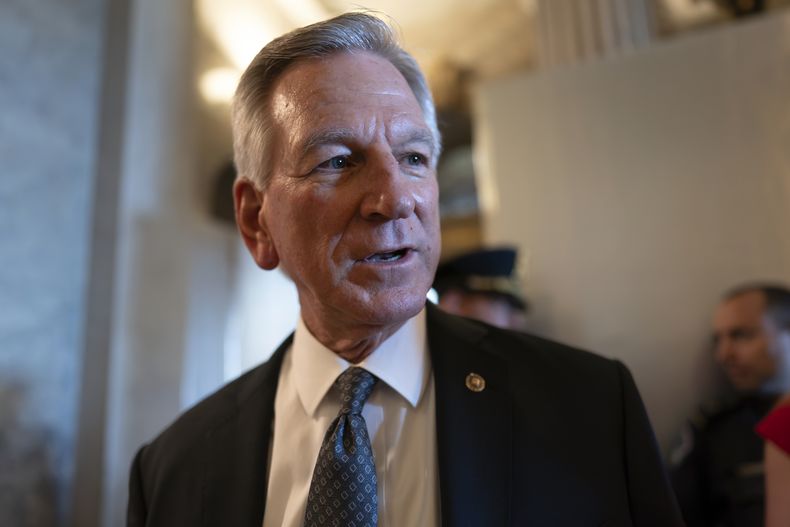 El senador Tommy Tuberville, republicano por Alabama, habla con los periodistas, en el Capitolio, en Washington, el 6 de septiembre de 2023. (Foto AP/J. Scott Applewhite)