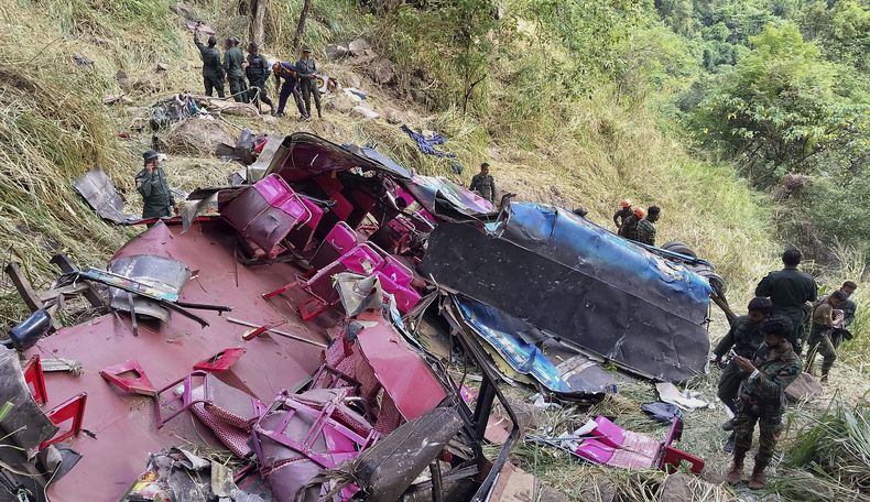 Soldados y rescatistas, junto a los restos de un bus de pasajeros que se cayó por un precipicio en Wellawaya, Sri Lanka, el 5 de febrero de 2025. (AP Foto/Prasanna Pathmasiri)