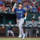 El bateador designado de los Marineros de Seattle Dominic Canzone apunta al cielo al correr al plato al conectar un jonrón en la séptima entrada ante los Rangers de Texas el domingo 26 de julio del 2026. (AP Foto/LM Otero)