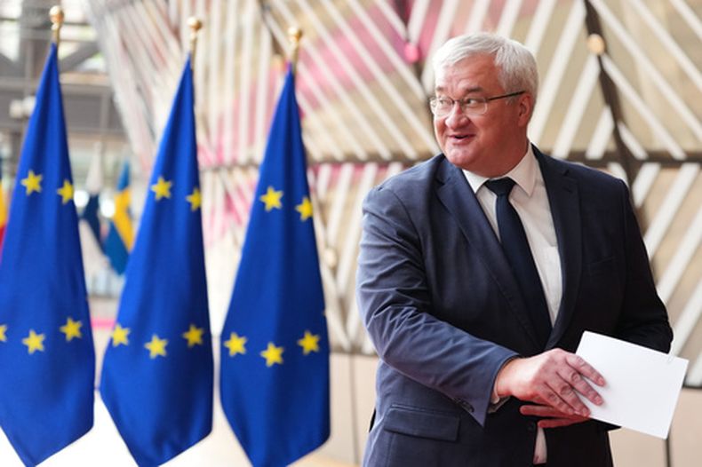 El ministro ucraniano de Exteriores Andrii Sybiha habla con los medios a su llegada a una cumbre de ministros de Exteriores en el Consejo Europeo en el edificio de Bruselas, el lunes 11 de mayo de 2026. (AP Foto/Virginia Mayo)