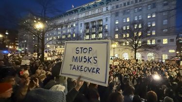 ARCHIVO - Varias personas protestan durante un mitin afuera del Departamento del Tesoro, en Washington, el 4 de febrero de 2024. (AP Foto/Jose Luis Magana, Archivo)