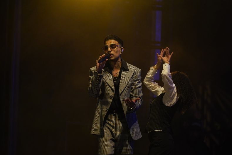 El cantante puertorriqueño Rauw Alejandro durante su concierto en el Coca-Cola Flow Fest en la Ciudad de México el sábado 23 de noviembre de 2024. (Foto AP/Félix Márquez)
