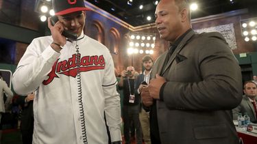 ARCHIVO - Carlos Baerga (derecha), ex segunda base de los Indios de Cleveland, observa al lanzador Daniel Espino durante el draft de las Grandes Ligas, el 3 de junio de 2019, en Secaucus, Nueva Jersey. (AP Foto/Julio Cortez)