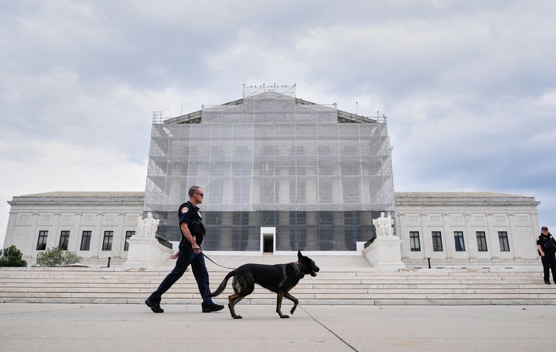 Agentes de la Policía del Capitolio de Estados Unidos con un perro detector K9 patrullan el exterior de la Corte Suprema, el miércoles 24 de septiembre de 2025, en Washington. (Foto AP/Mariam Zuhaib)