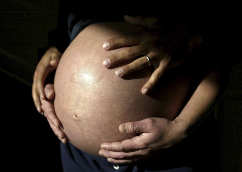 ARCHIVO - Una pareja espera la llegada de su primer hijo a Carlsbad, California, en noviembre de 2005. (AP Foto/Julie Busch, Archivo)