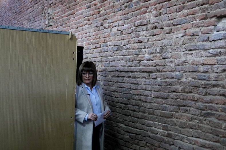 La candidata presidencial Patricia Bullrich, de la coalición Unidos por el Cambio, sostiene su papeleta en un colegio electoral en las elecciones primarias en Buenos Aires, Argentina, el domingo 13 de agosto de 2023. (Foto AP/Natacha Pisarenko)