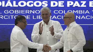 ARCHIVO - El presidente cubano Miguel Díaz-Canel aplaude mientras el mandatario de Colombia, Gustavo Petro, a la izquierda, y el comandante de la guerrilla Ejército de Liberación Nacional (ELN) Antonio García se dan la mano durante una ceremonia de firma de un acuerdo de alto el fuego bilateral entre el gobierno de Petro y el ELN en El Laguito, La Habana, Cuba, el 9 de junio de 2023. (AP Foto/Ramón Espinosa, Archivo)