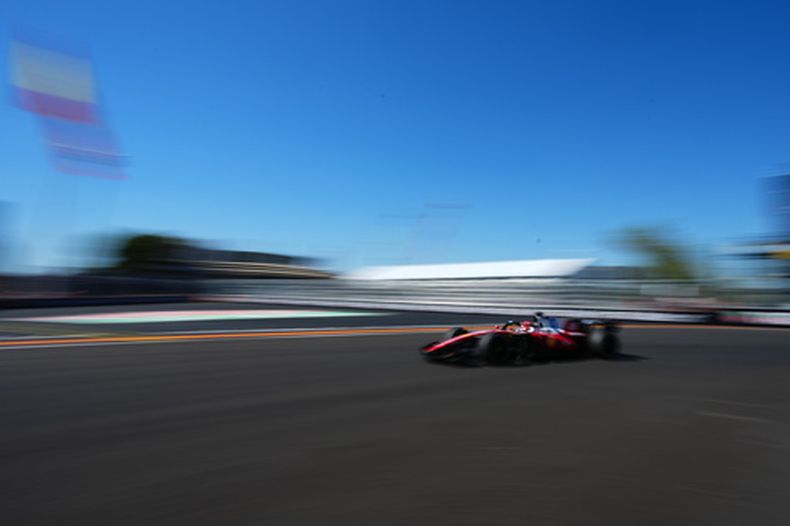 Charles Leclerc conduce su Ferrari durante el Gran Premio de España, el domingo 13 de septiembre de 2026, en Madrid. (AP Foto/Manu Fernández)