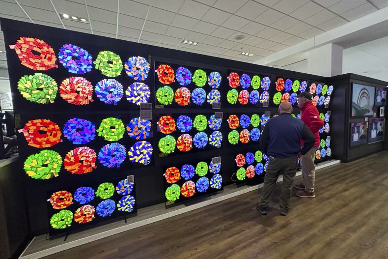 Varios clientes recorren el pasillo de los televisores en una tienda minorista de Glenview, Illinois, el jueves 3 de abril de 2025. (AP Foto/Nam Y. Huh)
