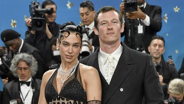 ARCHIVO - Dua Lipa, a la izquierda, y Callum Turner asisten a la gala benéfica del Instituto del Vestido del Museo Metropolitano de Arte el 5 de mayo de 2025, en Nueva York. (Foto Evan Agostini/Invision/AP, archivo)