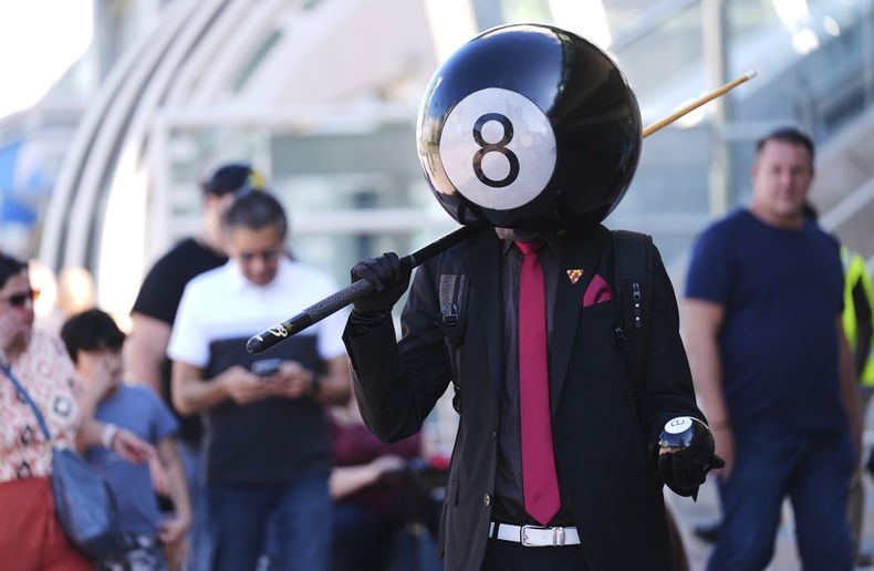 Andrew Ghannadian, de San Diego, vestido con su propio disfraz de Eight-ball, camina entre la multitud en la noche de vista previa internacional de la Comic-Con 2025 el miércoles 23 de julio de 2025 en San Diego. (Foto AP/Chris Pizzello)