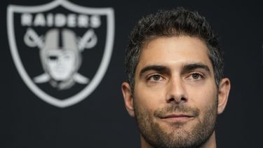 ARCHIVO - Jimmy Garoppolo, quarterback de los Raiders de Las Vegas, escucha una pregunta en una conferencia de prensa, el viernes 17 de marzo de 2023, en Henderson, Nevada (AP Foto/John Locher, archivo)