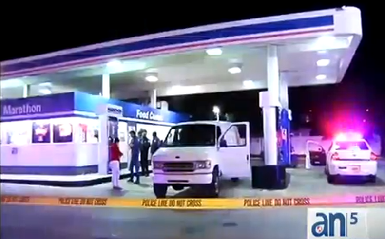 La policía dio a conocer el video de vigilancia de dos hombres enmascarados y armados que asaltaron una gasolinera de Alapatah la madrugada del lunes.