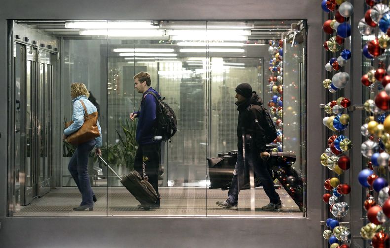 Pasajeros caminan por la Terminal 3 del Aeropuerto Internacional O&rsquo;Hare de Ohio, el s&aacute;bado 21 de diciembre de 2013. Una tormenta invernal que abarca unos 3.220 km amenaza con frustrar a los viajeros navide&ntilde;os desde Texas hasta Nueva Es