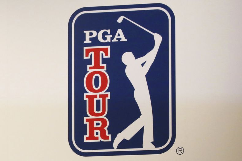 ARCHIVO - El logo de la Gira de la PGA es desplegado durante una rueda de prensa en Tokio, el 20 de noviembre de 2018. (AP Foto/Koji Sasahara)