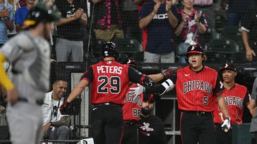 Tristan Peters, de los Medias Blancas de Chicago (29), celebra con su compañero de equipo Munetaka Murakami (5) en el dugout tras conectar un jonrón de dos carreras durante la séptima entrada de un partido de béisbol contra los Atléticos, en Chicago, el viernes 10 de julio de 2026. (Foto AP/Paul Beaty)