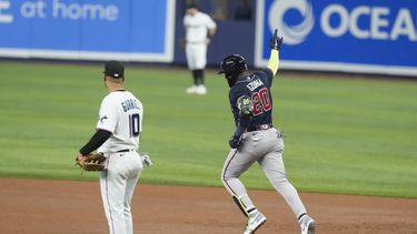 Marcell Ozuna (20), bateador designado de los Bravos de Atlanta, celebra después de conectar un grand slam en la segunda entrada del juego de béisbol en contra de los Marlins de Miami, el miércoles 3 de mayo de 2023, en Miami. (AP Foto/Marta Lavandier)