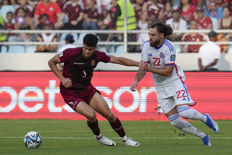 El martes 17 de octubre del 2023, Yordan Osorio de Venezuela pelea por el balón con el chilen Ben Brereton en el encuentro de la eliminatoria sudamericana al Mundial 2026. (AP Foto/Ariana Cubillos)
