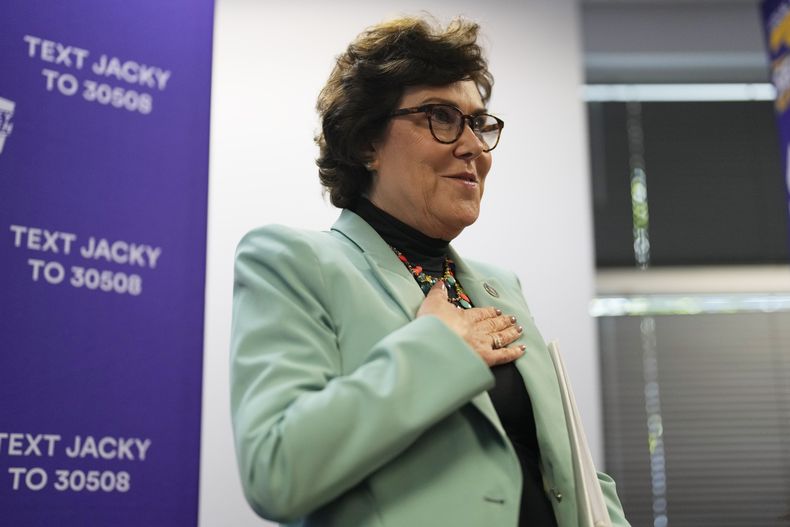 Jacky Rosen, senadora demócrata por Nevada, participa en un evento político sobre derechos reproductivos el viernes 1 de noviembre de 2024, en Las Vegas. (AP Foto/John Locher)
