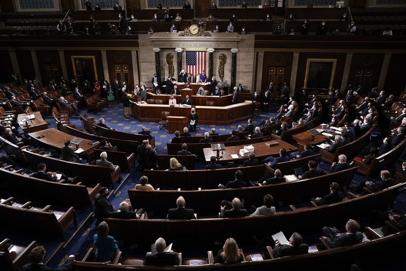 ARCHIVO - El vicepresidente Mike Pence y la presidenta de la Cámara de Representantes, la demócrata por California Nancy Pelosi, ofician mientras se convoca una sesión conjunta de la Cámara de Representantes y el Senado para contar los votos del Colegio Electoral emitidos en las elecciones presidenciales, en el Capitolio en Washington, el 6 de enero de 2021. (AP foto/J. Scott Applewhite, archivo)