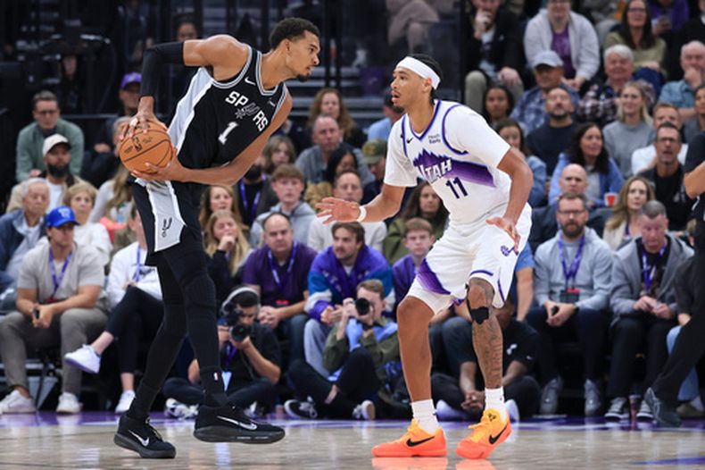 El francés Victor Wembanyama, de los Spurs de San Antonio, trata de avanzaer ante Jaxson Hayes, del Jazz de Utah, el miércoles 28 de octubere de 2026 (AP Foto/Rob Gray)