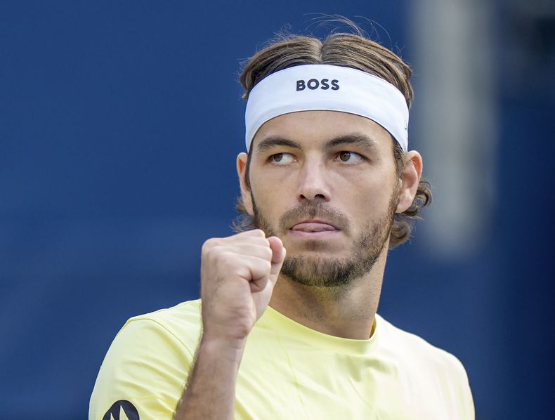 El estadounidense Taylor Fritz levanta el puño tras un quiebre ante el ruso Andrey Rublev en los cuartos de final del Abierto de Toronto el martes 5 de agosto del 2025. (Frank Gunn/The Canadian Press via AP)