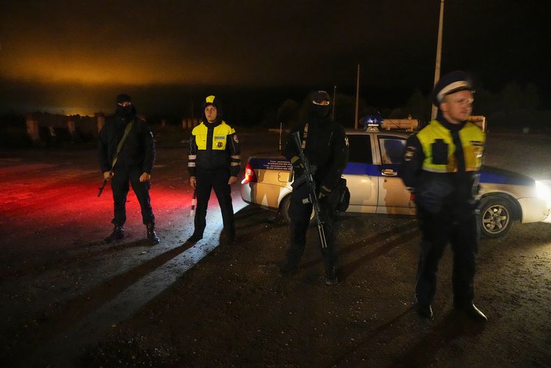 Oficiales rusos custodian una carretera que lleva al lugar donde se siniestró un avión privado, cerca de la aldea de Kuzhenkino, en la región de Tver, Rusia, el 24 de agosto de 2023. (AP Foto/Alexander Zemlianichenko)