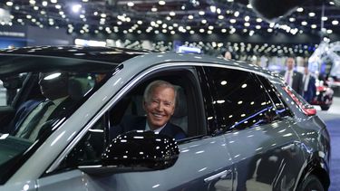 Biden enfrenta el reto de popularizar energías renovables