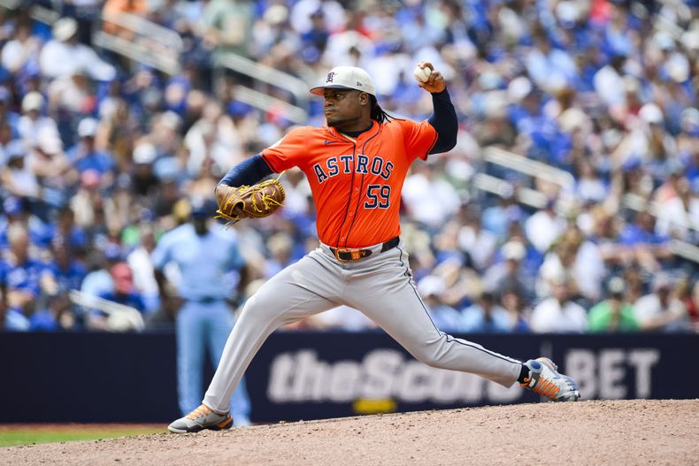 El lanzador dominicano de los Astros de Houston, Framber Valdez (59) lanza durante la segunda entrada del juego de béisbol ante los Azulejos de Toronto, el jueves 4 de julio de 2024. (Christopher Katsarov/The Canadian Press via AP)