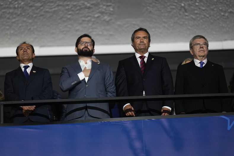 De derecha a izquierda, el ministro de Deportes de Chile, Jaime Pizarro, el presidente de Chile Gabriel Boric, el director del comité organizador Harold Mayne-Nicholls y el presidente del COI Thomas Bach durante la ceremonia de apertura de los Juegos Panamericanos en el Estadio Nacional de Santiago, el viernes 20 de octubre de 2023. (AP Foto/Fernando Vergara)