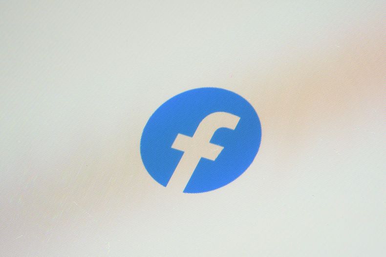 ARCHIVO - El icono de la aplicación de Facebook se ve en un teléfono en Marple Township, Pensilvania, el 28 de febrero de 2023. (AP Foto/Matt Slocum, Archivo)