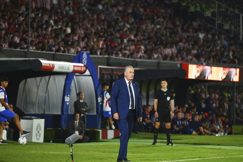 El técnico de Paraguay Gustavo Alfaro durante el partido contra Chile por las eliminatorias del Mundial, el jueves 20 de marzo de 2025, en Asunción. (AP Foto/Nolberto Duarte)