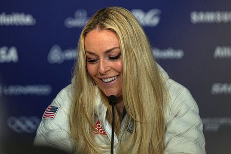 Lindsey Vonn durante una rueda de prensa del equipo de esquí alpino de Estados Unidos en los Juegos Olímpicos de Invierno, el martes 3 de febrero de 2026, en Cortina dAmpezzo, Italia. (AP Foto/Fatima Shbair)
