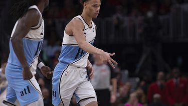 Dyson Daniels (derecha), de los Hawks de Atlanta, festeja un triple ante los Bucks de Milwaukee, el viernes 7 de febrero de 2025 (AP Foto/Kathryn Skeean)