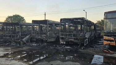 cuba: incendio consume varios omnibus fuera de servicio en la habana