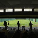 Los competidores disputan la final de tiro deportivo, en la modalidad de rifle de 3 posiciones a 50 metros, en los Juegos Centroamericanos y del Caribe en San Salvador, el martes 27 de junio de 2023 (AP Foto/Arnulfo Franco)