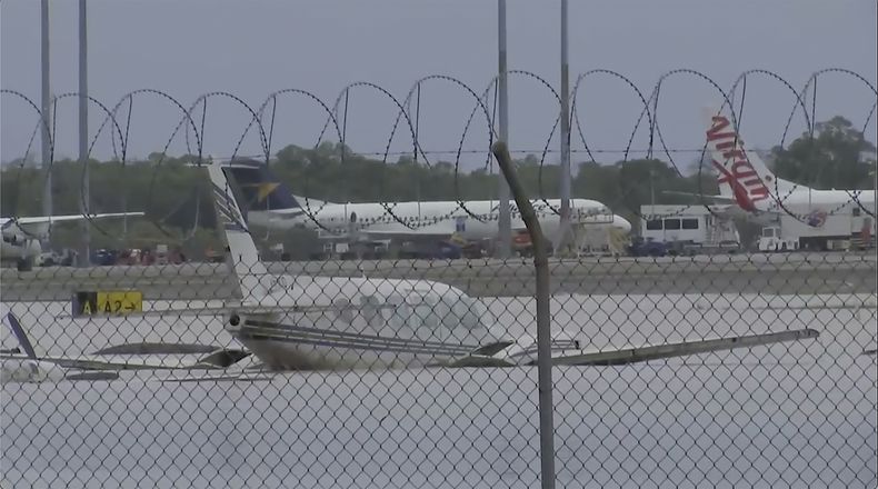 Esta imagen tomada de un video muestra aviones pequeños en una zona inundada en el aeropuerto de Cairns, Australia, el lunes 18 de diciembre de 2023. (Australian Broadcasting Corp. via AP)