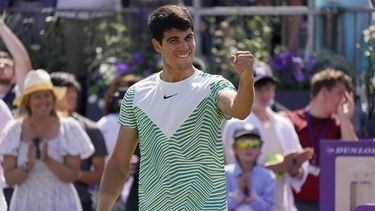 Carlos Alcaraz celebra tras derrotar a Alex de Miñaur en la final del torneo del Queens Club, el domingo 25 de junio de 2023, en Londres. (AP Foto/Alberto Pezzali)