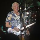ARCHIVO - En esta fotografía del 9 de febrero de 2023 proporcionada por Florida Keys News Bureau, el cantautor Jimmy Buffett se presenta durante un concierto en Key West, Florida. (Rob ONeal/Florida Keys News Bureau via AP)