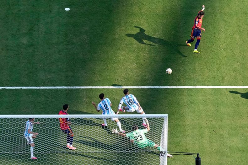 Ferran Torres, de la selección de España, anota en la final de la Copa del Mundo ante Argentina, el domingo 19 de julio de 2026 en East Rutherford, Nueva Jersey (AP Foto/Matt Slocum)