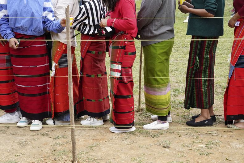 ARCHIVO - Miembros de la comunidad tangkhul nagas se ven en una fila parra votar en el poblado de Shangshak, en el estado nororiental indio de Manipur, el 26 de abril de 2024. (AP Foto/Yirmiyan Arthur, Archivo)