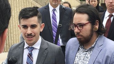 El abogado Chase Strangio (i) y el demandante Joaquin Carcano hablan a la prensa en Winston-Salem, Carolina del Norte, el 25 de junio del 2018. (AP foto/Jonathan Drew)
