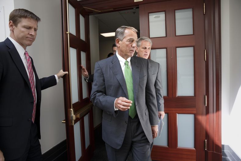El presidente de la C&aacute;mara de Representantes, John Boehner (centro) y el l&iacute;der de la mayor&iacute;a Kevin McCarthy (derecha) salen de una reni&oacute;n de dos horas en la que se analizaron las propuestas del presidente Barack Obama para enfr