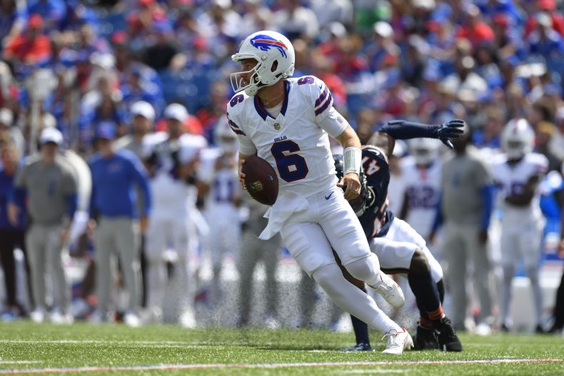 El quarterback de los Buffalo Bills, Shane Buechele (6), corre durante la segunda mitad de un partido de pretemporada de la NFL contra los Chicago Bears, el sábado 10 de agosto de 2024, en Orchard Park, Nueva York. (AP Foto/Adrian Kraus)